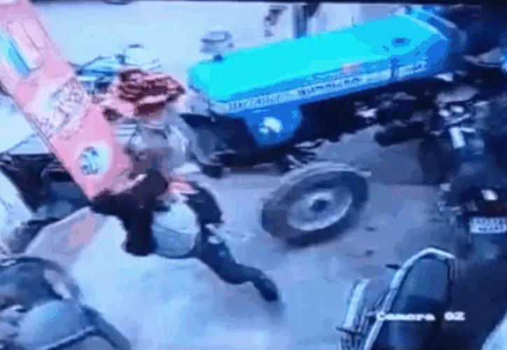 2 đứa trẻ nghịch dại lái máy kéo lao vào nhà dân, 3 người hoảng sợ bỏ chạy tán loạn