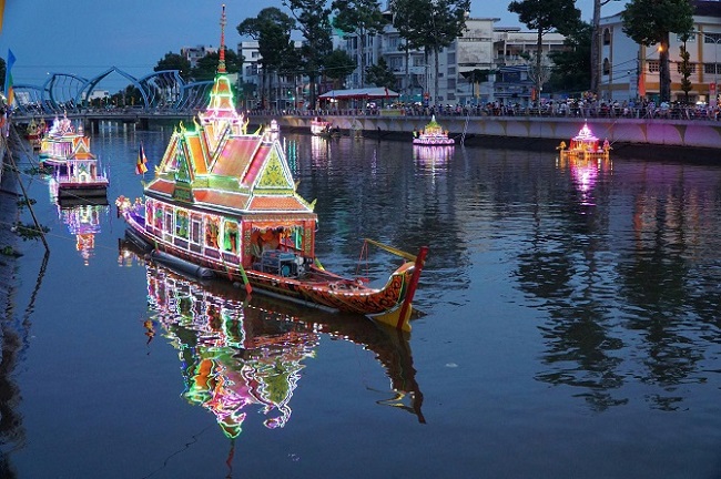 L&#x1EC5; h&#x1ED9;i &#xD3;oc Om B&#xF3;c - &#x110;ua ghe Ngo C&#x1EA7;n Th&#x1A1;: &#x110;i&#x1EC3;m &#x111;&#x1EBF;n c&#x1EE7;a s&#x1EAF;c m&#xE0;u v&#x103;n h&#xF3;a v&#xE0; s&#x1EE9;c s&#x1ED1;ng v&#xF9;ng s&#xF4;ng n&#x1B0;&#x1EDB;c