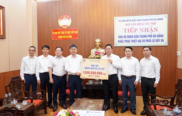 Cảng Đà Nẵng trao 1 tỷ đồng hỗ gtrowj người dân bị thiệt hại do lũ lụt trên địa bàn. Cảng Đà Nẵng trao 1 tỷ đồng hỗ gtrowj người dân bị thiệt hại do lũ lụt trên địa bàn.