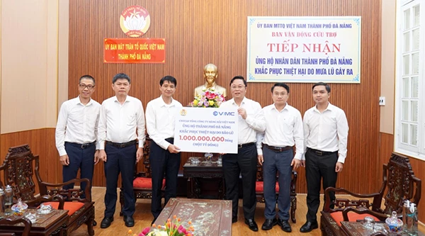 Uỷ ban MTTQVN TP Đà Nẵng tiếp nhận 1 tỷ đồng do VIMC hỗ trợ người dân vùng lũ. Uỷ ban MTTQVN TP Đà Nẵng tiếp nhận 1 tỷ đồng do VIMC hỗ trợ người dân vùng lũ.