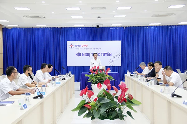 EVNCPC họp trực tuyến ngày 3/11 để chỉ đạo ứng phó bão số 13.