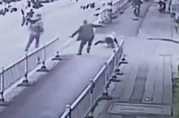 Cụ ông tung 'cú đá vàng', hạ gục tên cướp trên phố