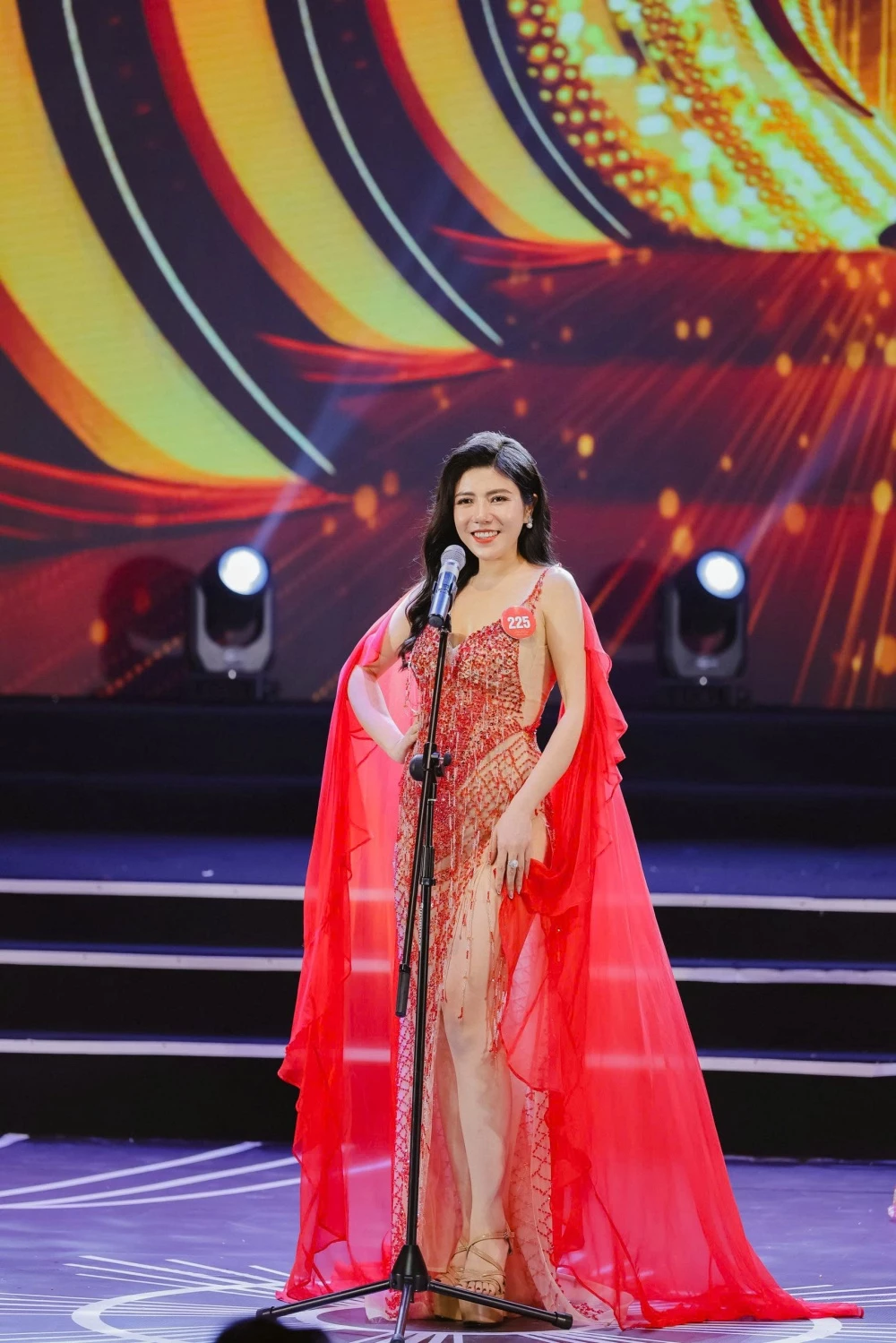 Phương Liên trong phần thi ứng xử. Phương Liên trong phần thi ứng xử.