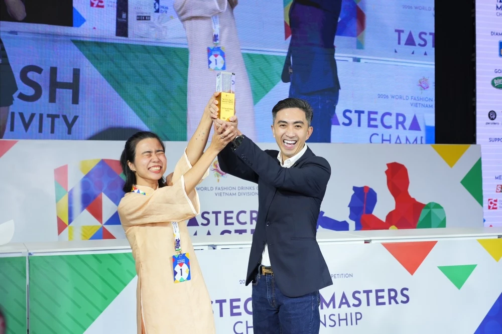 batch_Ông Lâm Quang Thành Chung - Đại diện BTC trao cup cho Quán quân