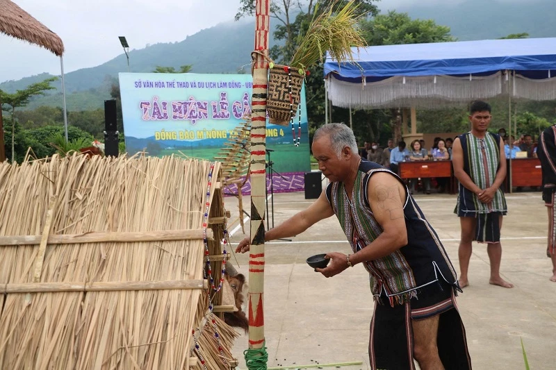 Già làng tái hiện các nghi thức của Lễ cầu mùa.