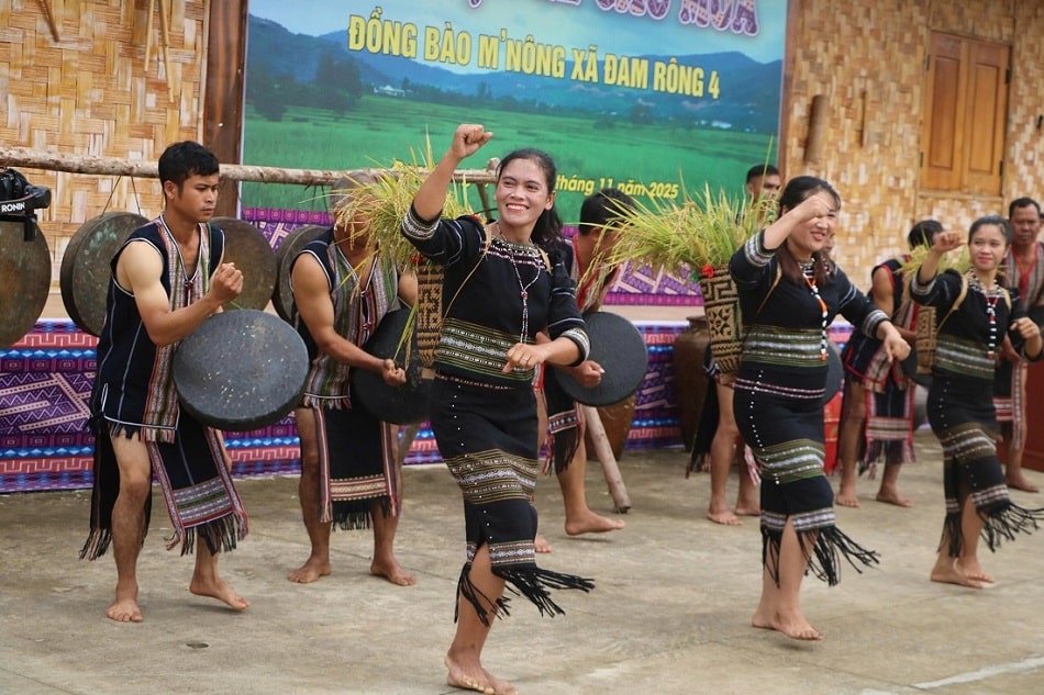 L&#xE2;m &#x110;&#x1ED3;ng t&#xE1;i hi&#x1EC7;n &#x2018;l&#x1EC5; c&#x1EA7;u m&#xF9;a&#x2019; g&#x1EAF;n v&#x1EDB;i ph&#xE1;t tri&#x1EC3;n du l&#x1ECB;ch