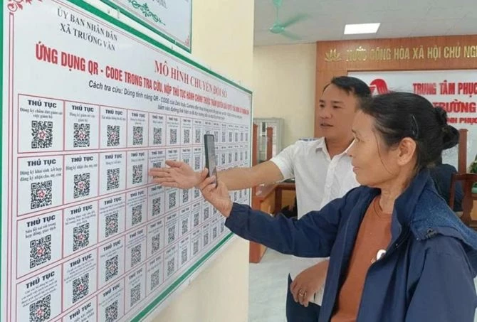 Cán bộ Trung tâm Phục vụ hành chính công xã Trường Văn hướng dẫn người dân thực hiện dịch vụ công trực tuyến. Ảnh: Tống Hương/Báo Thanh Hoá. Cán bộ Trung tâm Phục vụ hành chính công xã Trường Văn hướng dẫn người dân thực hiện dịch vụ công trực tuyến. Ảnh: Tống Hương/Báo Thanh Hoá.