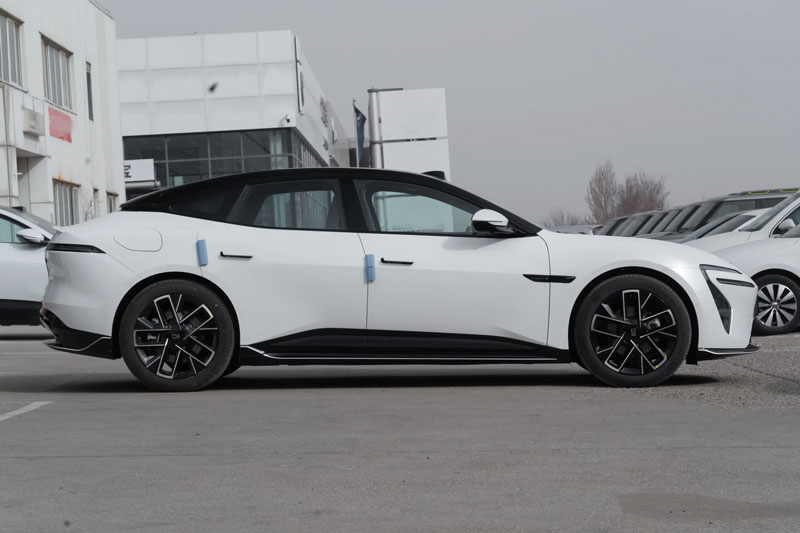 Xe sedan hạng sang công suất 338 mã lực, trang bị tiên tiến, giá hơn 800 triệu đồng