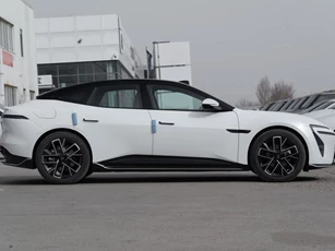 Xe sedan hạng sang công suất 338 mã lực, trang bị tiên tiến, giá hơn 800 triệu đồng