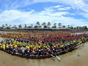 61 ghe ngo tranh tài trên dòng sông Maspero - Cần Thơ