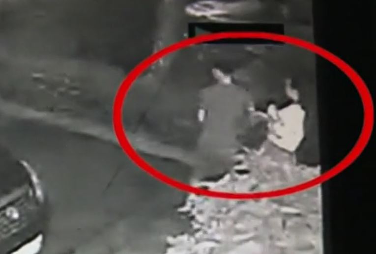 Giật điện thoại của cô gái, nam thanh niên nhận cái kết đắng giữa phố