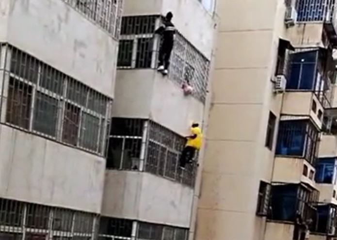 Thót tim khoảnh khắc shipper leo tường tay không cứu bé gái 4 tuổi ở tầng 3