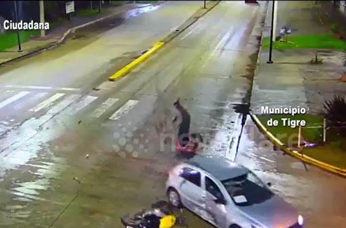 Đâm ngang hông ô tô, nam shipper văng lên trời rồi 'hạ cánh' an toàn như phim hành động