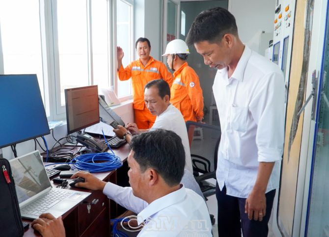 Điện lực Cà Mau đẩy mạnh xây dựng lưới điện thông minh