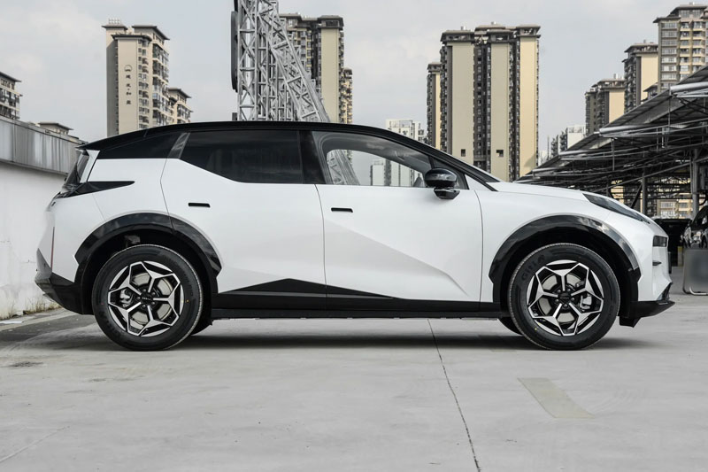 SUV hạng C công suất 489 mã lực, trang bị tủ lạnh, giá gần 600 triệu đồng