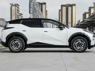 SUV hạng C công suất 489 mã lực, trang bị tủ lạnh, giá gần 600 triệu đồng