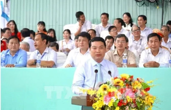 Ông Lê Trung Hồ Phó Chủ tịch UBND tỉnh An Giang phát biểu khai mạc ngày Hội sáng ngày 5/11. Ông Lê Trung Hồ Phó Chủ tịch UBND tỉnh An Giang phát biểu khai mạc ngày Hội sáng ngày 5/11.