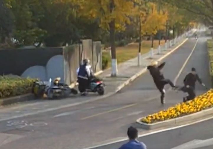 Hai người đàn ông phối hợp truy đuổi, 'tung cước' hạ gục tên cướp giữa phố