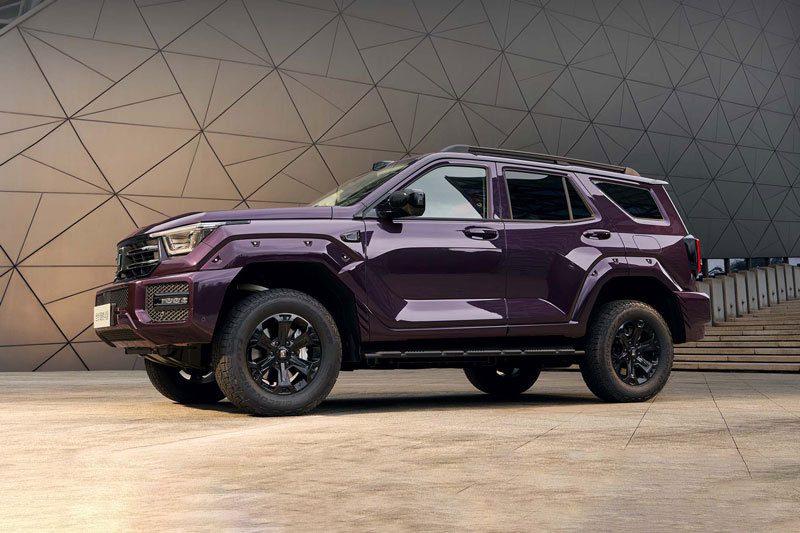 SUV địa hình dài gần 5 mét, công suất 408 mã lực, trang bị tủ lạnh, giá hơn 900 triệu đồng