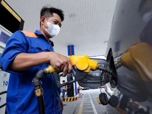 Giá xăng giảm, dầu tăng