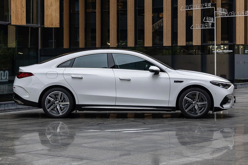 Mercedes-Benz giới thiệu xe điện công suất 268 mã lực, giá gần 1 tỷ đồng