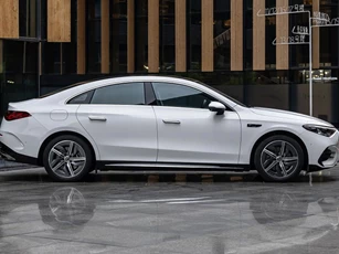 Mercedes-Benz giới thiệu xe điện công suất 268 mã lực, giá gần 1 tỷ đồng