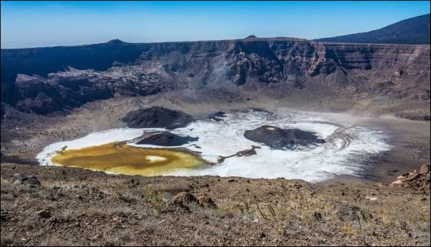 Nhìn từ vành miệng núi lửa, 'khuôn mặt' trông không có vẻ gì là ma quái.