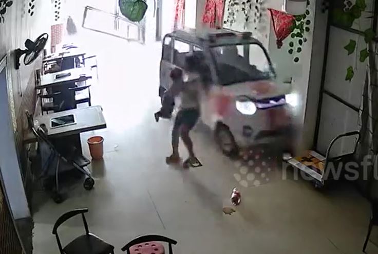 Chị gái bế em thoát chết trong gang tấc khi ô tô mất lái lao vào nhà