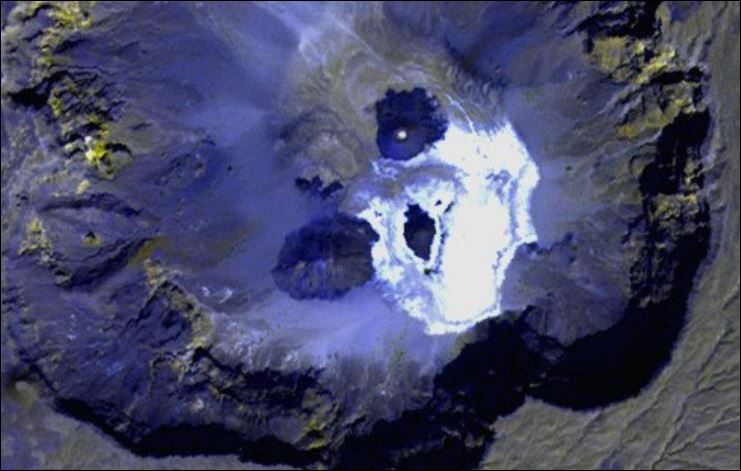 'Đầu lâu' kỳ lạ xuất hiện trong hố núi lửa khổng lồ ở Sahara