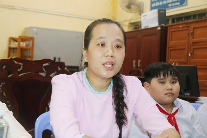 +ảnh 7: Cô giáo trẻ Hồ Thị Trâm Anh, người đầu tiên của trường đạt danh hiệu “Viên phấn vàng” đang chia sẻ về nghề với phóng viên.