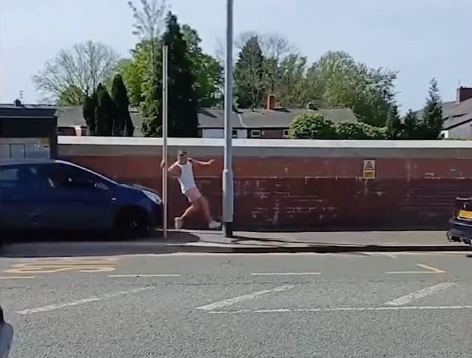 Tài xế lái ô tô lao lên vỉa hè đuổi tông người đi bộ, cái kết khiến ai cũng thót tim