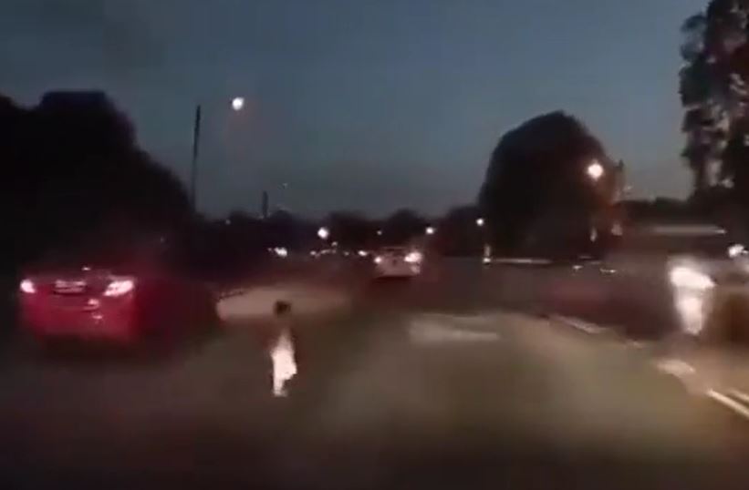 Bé trai 2 tuổi tự ý mở cửa ô tô lao ra đường và cái kết 'thót tim'