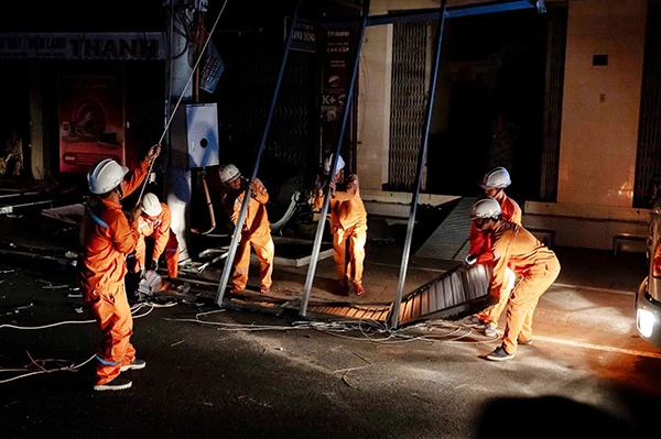 Các đơn vị thuộc EVNCPC xuyên đêm khôi phục lưới điện ảnh hưởng do bão 13. Các đơn vị thuộc EVNCPC xuyên đêm khôi phục lưới điện ảnh hưởng do bão 13.