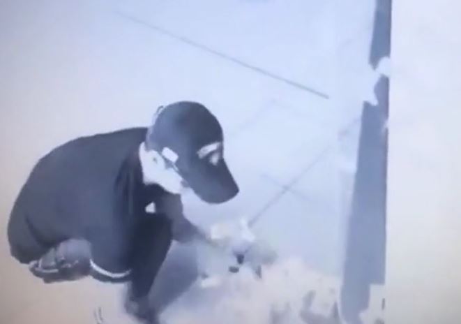 Cây ATM bất ngờ phun tiền xối xả, người đàn ông nhặt hơn 50 triệu đồng bỏ vào ví