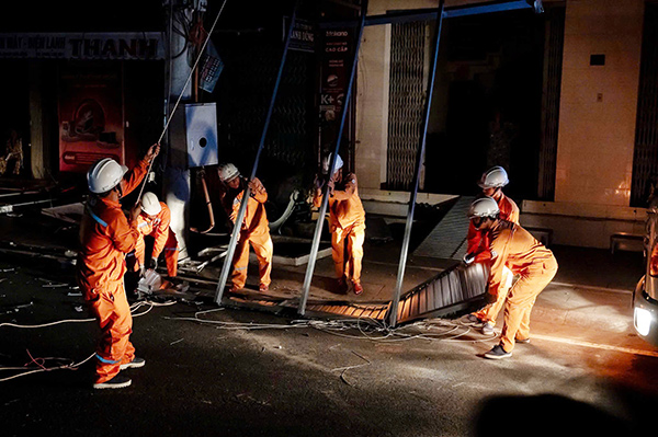 Gần 70% khách hàng EVNCPC được khôi phục điện sau bão số 13 