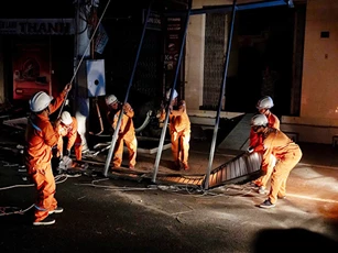 Gần 70% khách hàng EVNCPC được khôi phục điện sau bão số 13