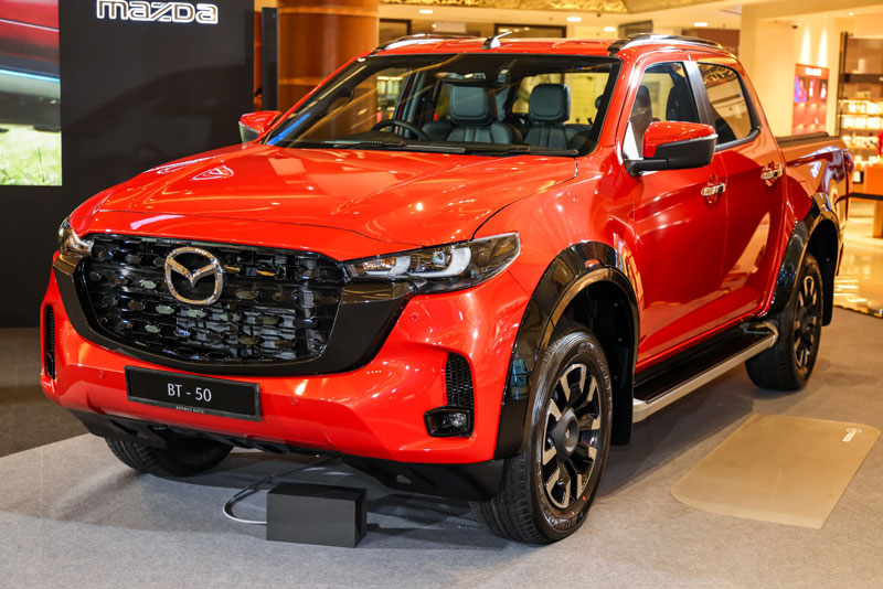 Mazda BT-50 2025 tái xuất, giá gần 900 triệu đồng