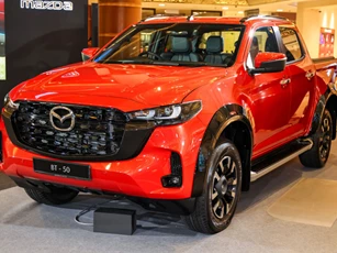 Mazda BT-50 2025 tái xuất, giá gần 900 triệu đồng