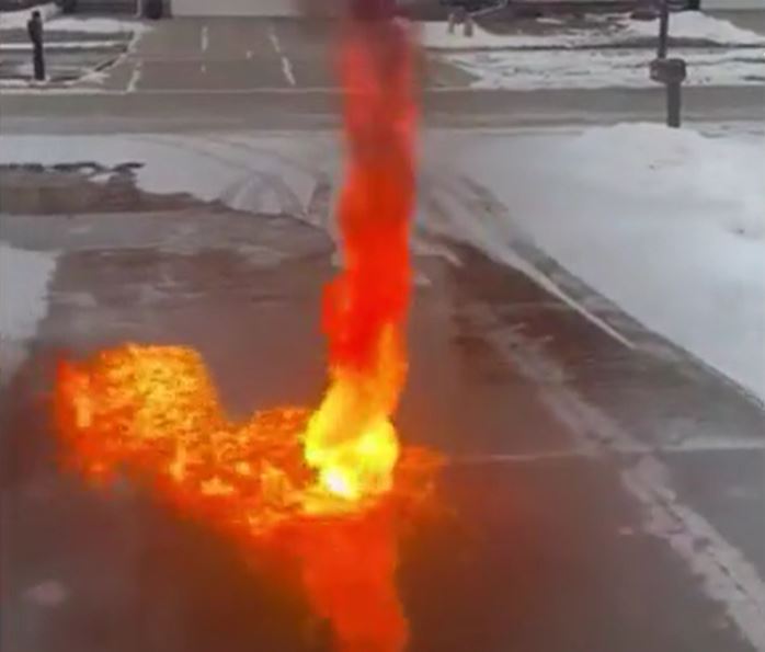 Hiện tượng hiếm gặp: Lốc xoáy lửa xuất hiện trên đường đóng băng ở Mỹ