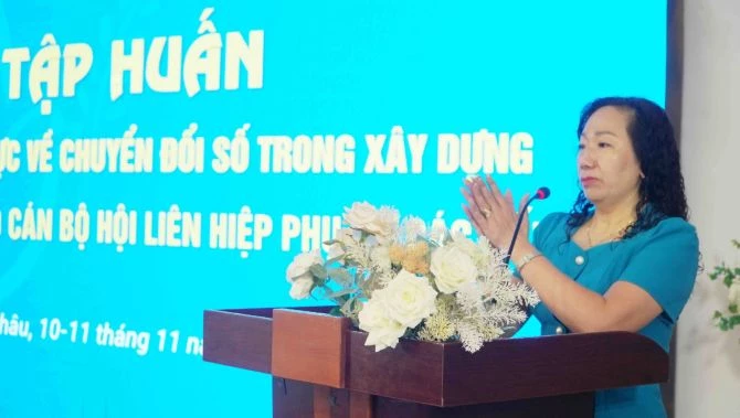 Đồng chí Ngô Thị Bích Hạnh – Tỉnh ủy viên, Chủ tịch Hội Liên hiệp Phụ nữ tỉnh phát biểu khai mạc lớp tập huấn.