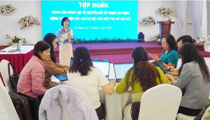 Giảng viên Hồ Khánh Lê – Ban Công tác Phụ nữ, Trung ương Hội Liên hiệp Phụ nữ Việt Nam truyền đạt nội dung Chuyển đổi số trong nông nghiệp, nông thôn.