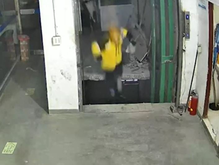 Vội giao đồ ăn, nam thanh niên rơi thẳng xuống hố thang máy công trình đang thi công