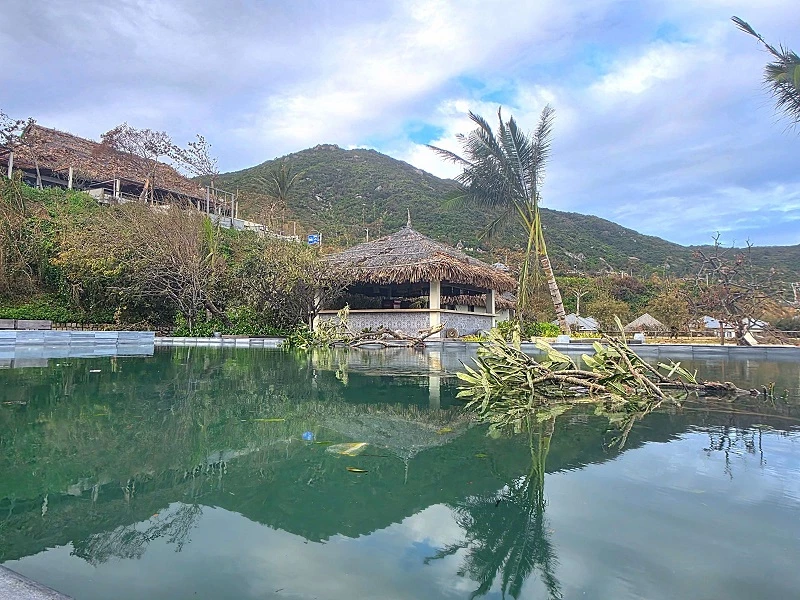 Khu du lịch Crown Retreat Quy Nhơn bị thiệt hại nặng nề do bão số 13 gây ra.