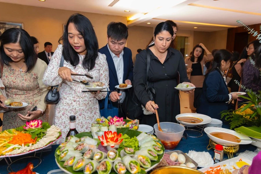 Khách mời trải nghiệm ẩm thực trong khuôn khổ sự kiện.