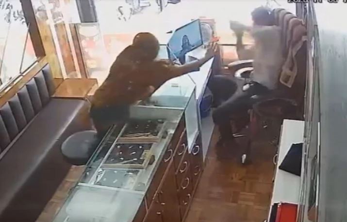 Ném bột ớt vào chủ cửa hàng để cướp tiệm vàng, người phụ nữ lãnh ngay đòn đau nhớ đời