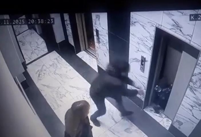 Bé trai 2 tuổi rơi xuống hố thang máy, cha liều mình nhảy theo giải cứu và cái kết