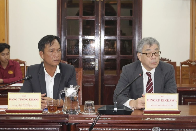 ông Minoru Kikkawa – Giám đốc điều hành cấp cao Tập đoàn Bourbon Nhật Bản và  ông Đặng Tường Khanh – Tổng Giám đốc Công ty Ca cao Trọng Đức, trao đổi thông tin tại buổi làm việc.