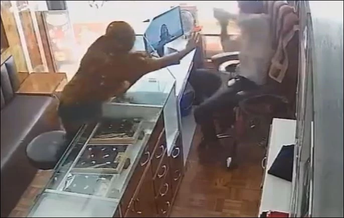 Người phụ nữ ném ớt bột để thực hiện vụ cướp.