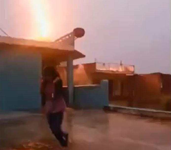 Liều mình quay clip dưới mưa giông, cô gái trẻ suýt bị sét đánh trúng