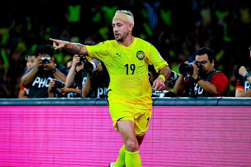 Holgado ăn mừng bàn thắng vào lưới ĐT Việt Nam.